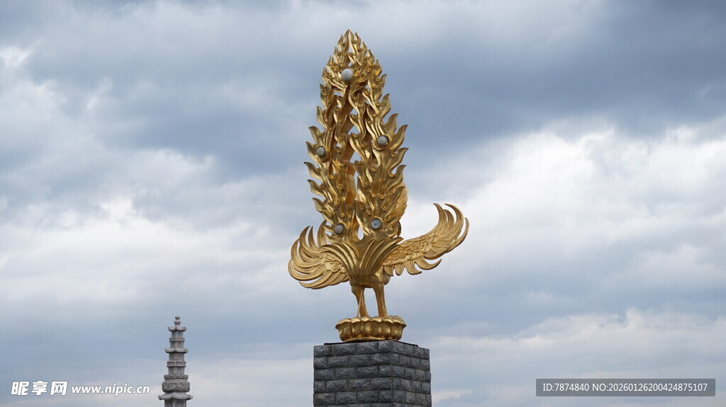 金色雕塑矗立天际