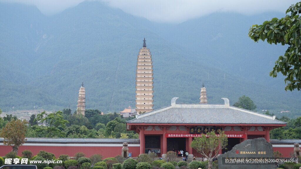古寺与远山相映成景