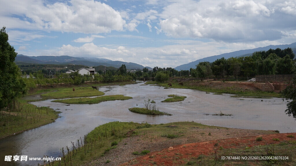 乡村原野中的开阔水域景观