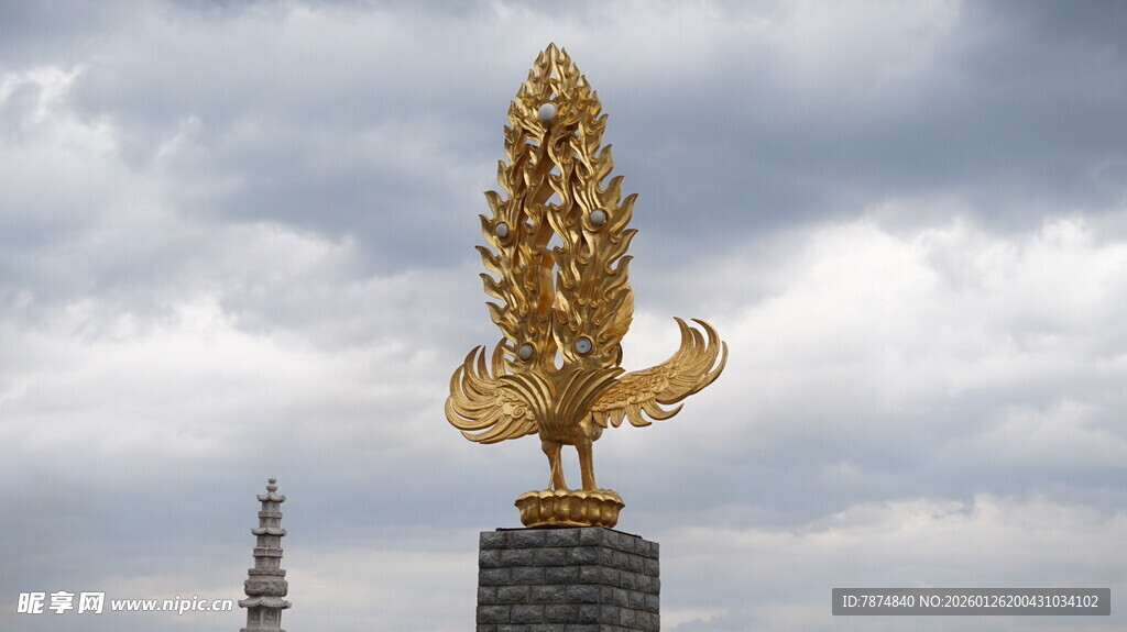 金色雕塑矗立天际