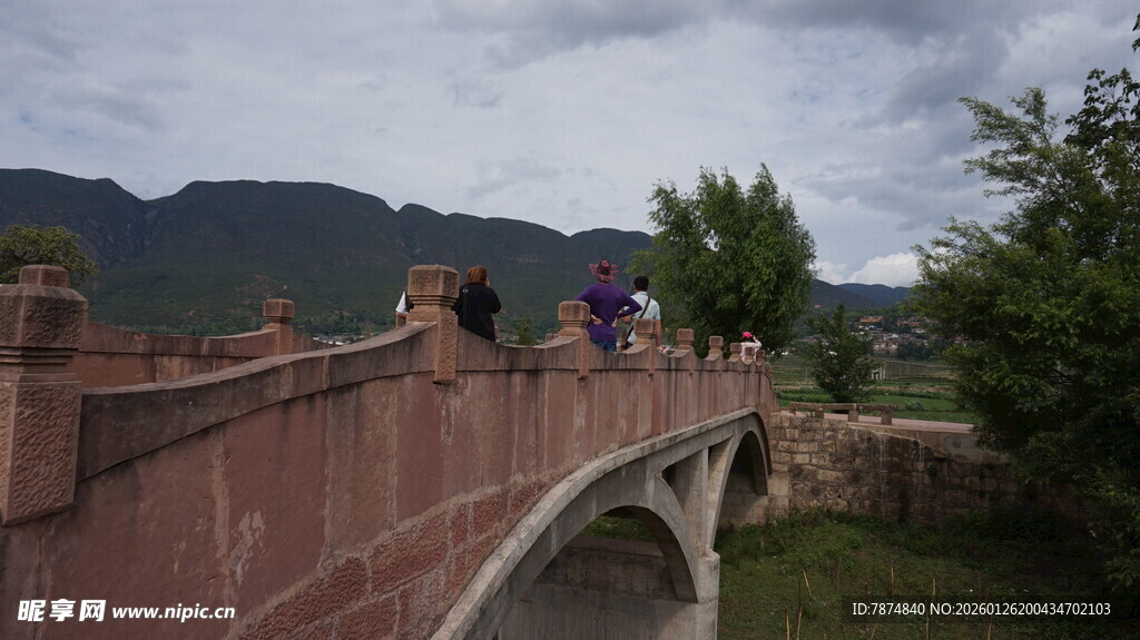 桥上行人赏景 远山近树