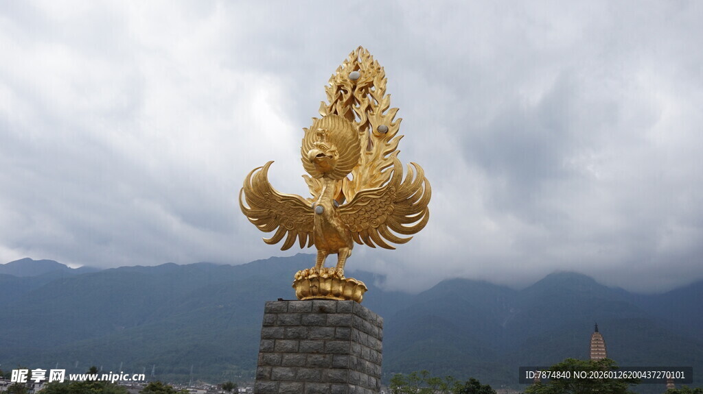 金色凤凰雕塑屹立山间