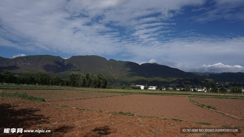 田园风光 远山蓝天与农田