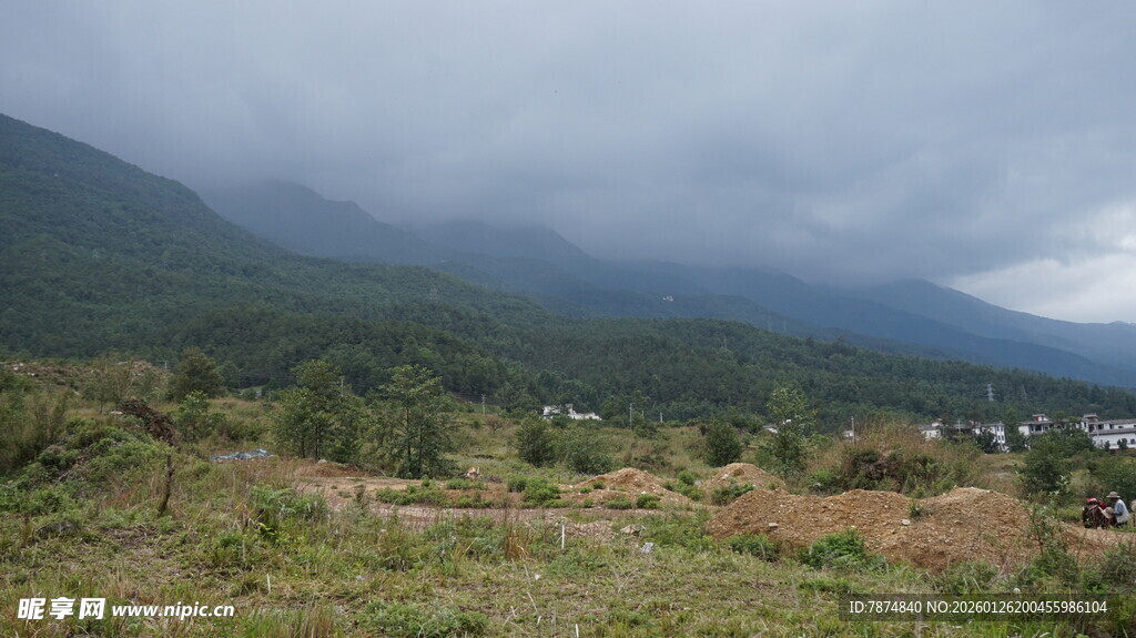 山间村落 云雾缭绕之景