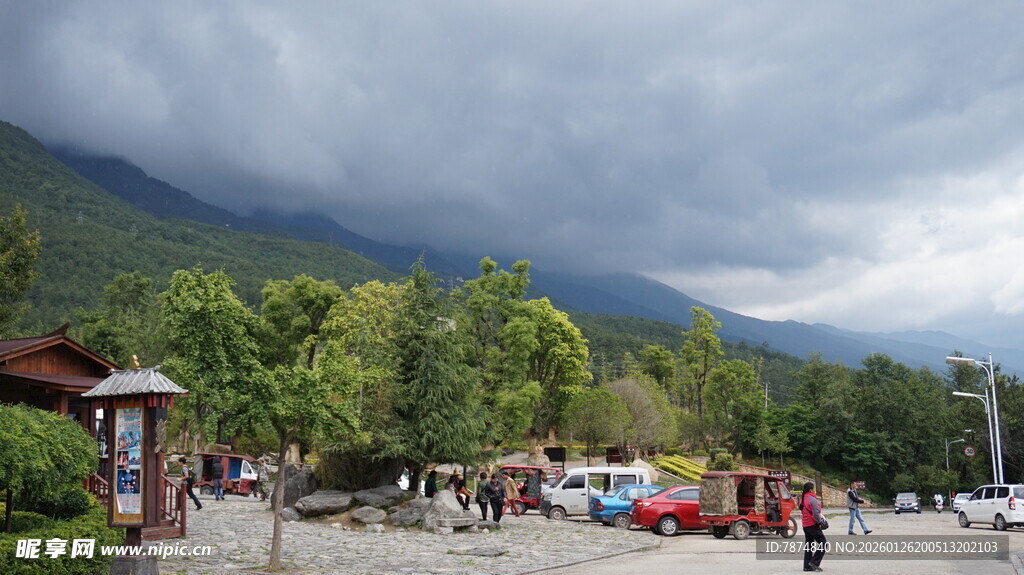 山间停车场的阴云景象