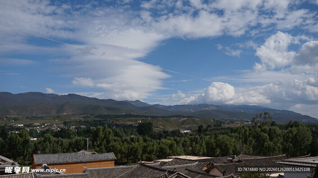 小镇蓝天绿树风景图