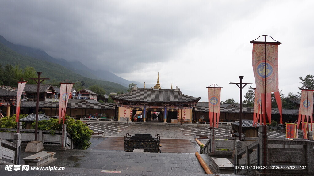 古建庙宇前的阴沉天色