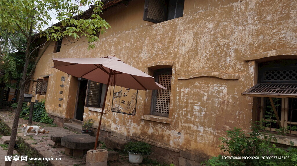古朴乡村小屋户外景致