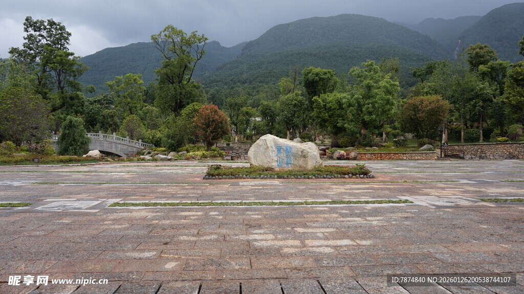 山间广场景致