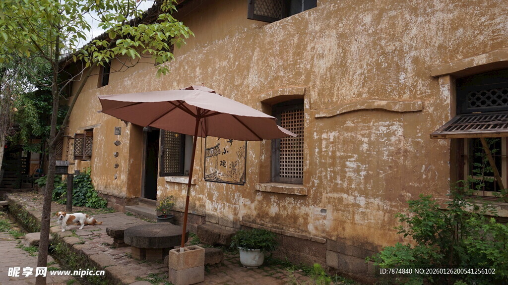 古朴乡村小屋户外景致