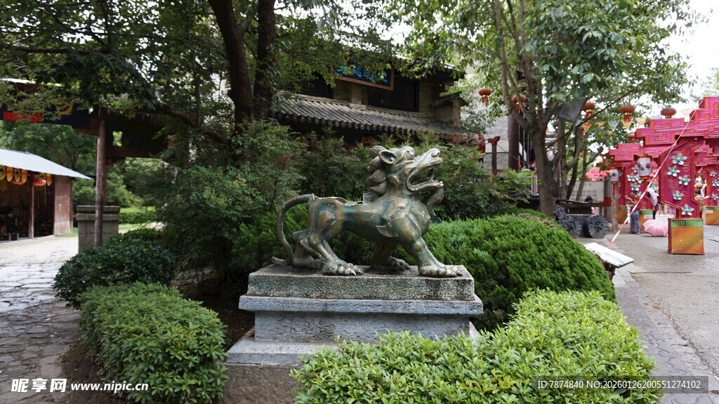 园林中的石狮子景观