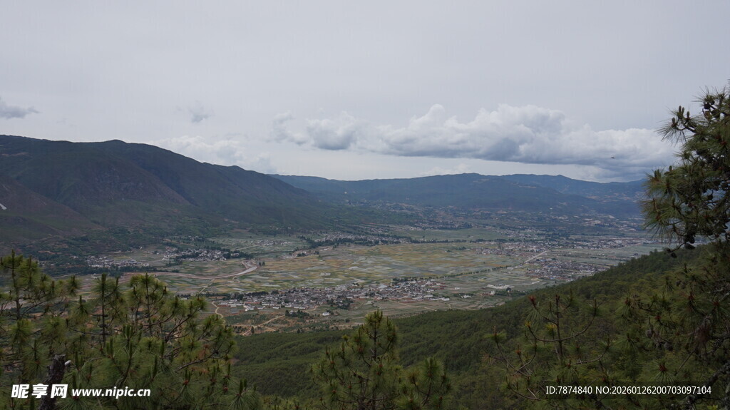 山间远眺城镇风景