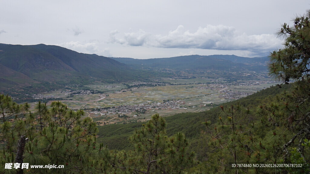 山间绿野风景