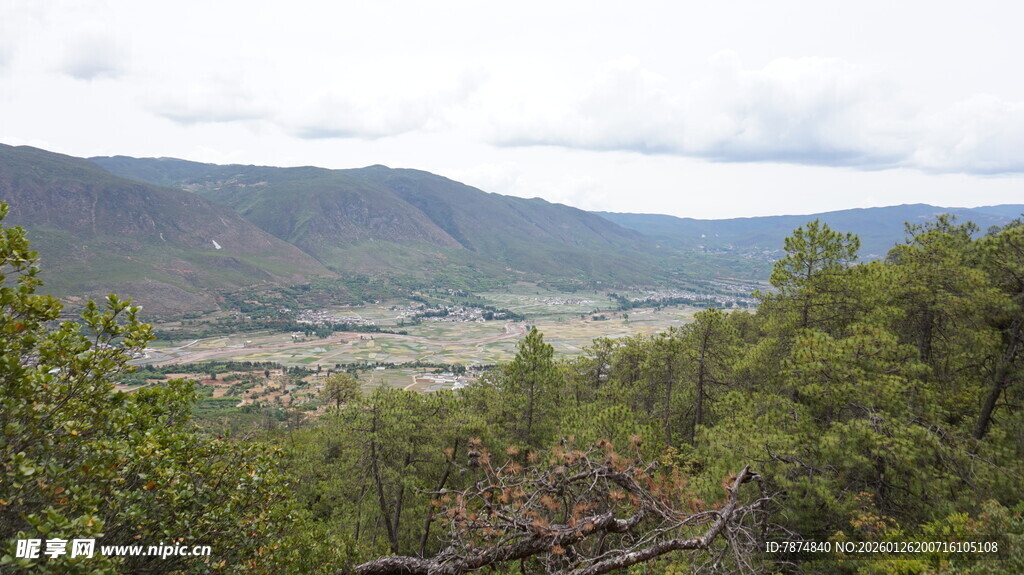 山间绿野风景