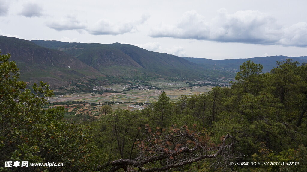 山间绿野风景