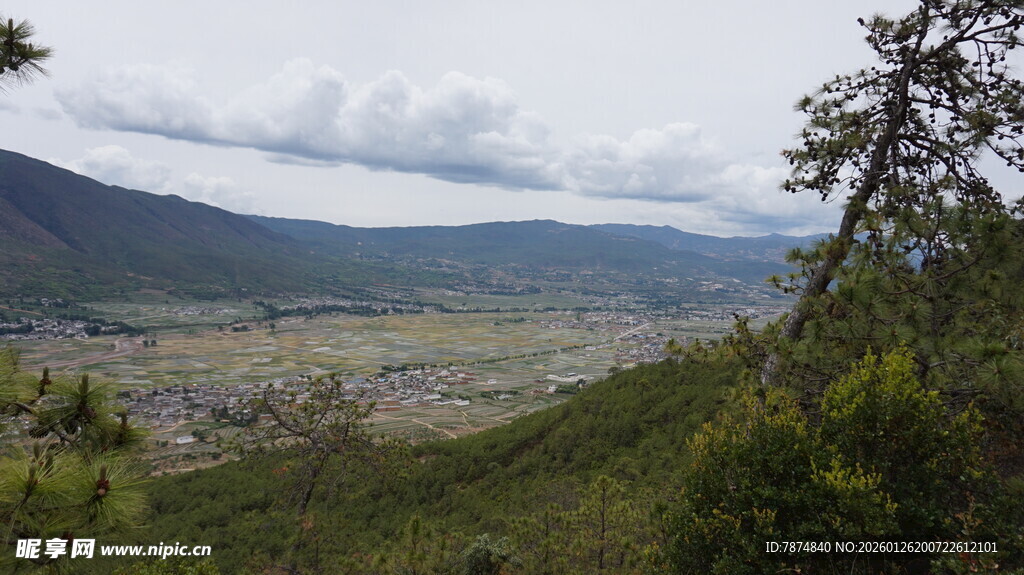 山间绿野风景