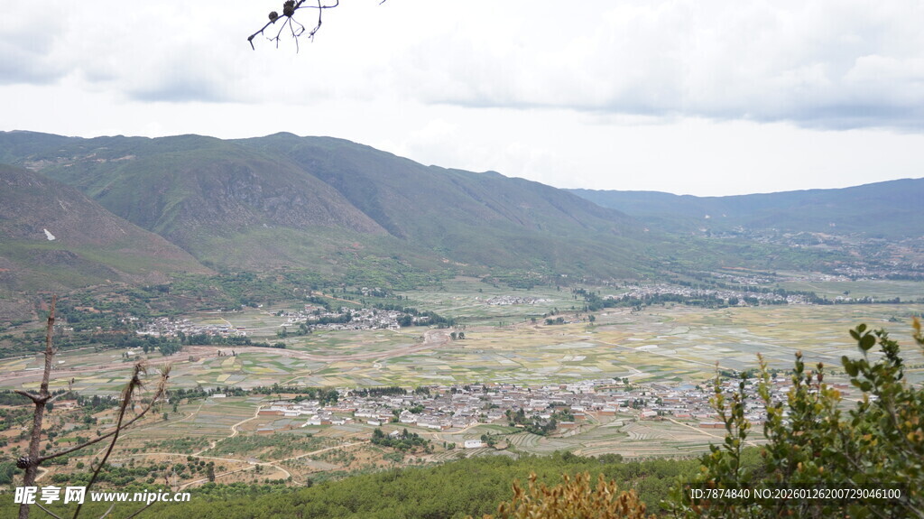 山间开阔美景远眺