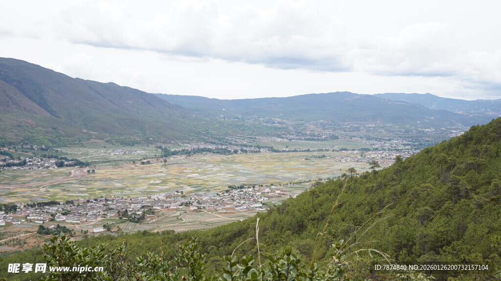 山间俯瞰广袤田野风光