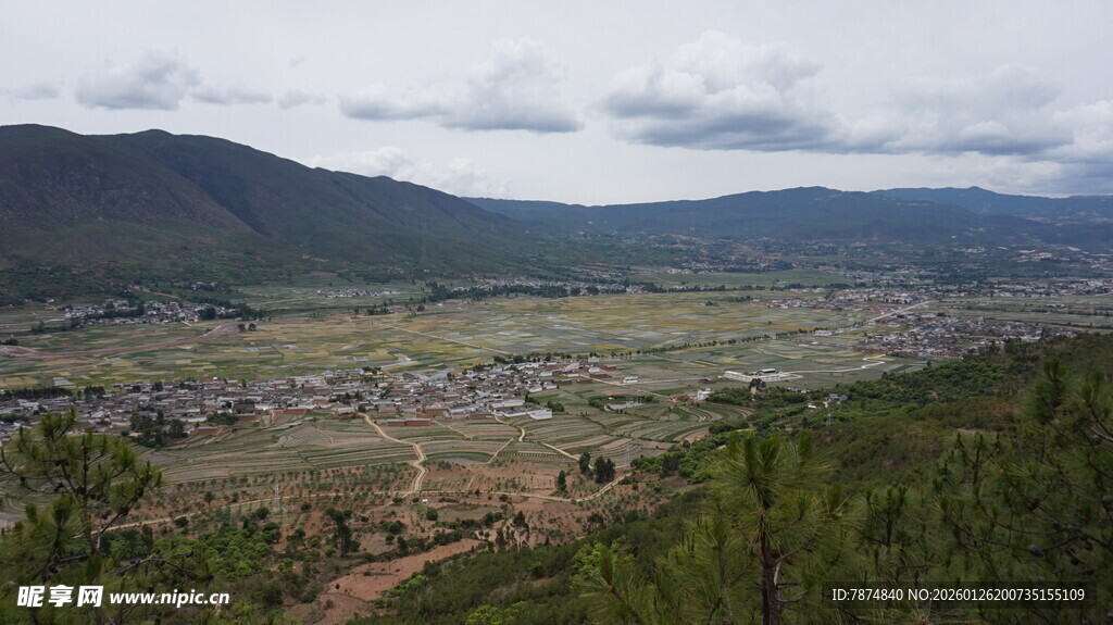 山间村落俯瞰美景