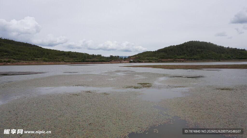 宁静海滩 远处山峦隐现