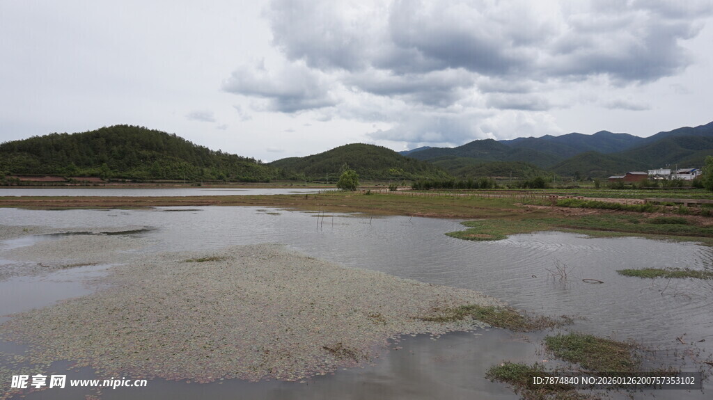 湿地风光 远山云雾环绕