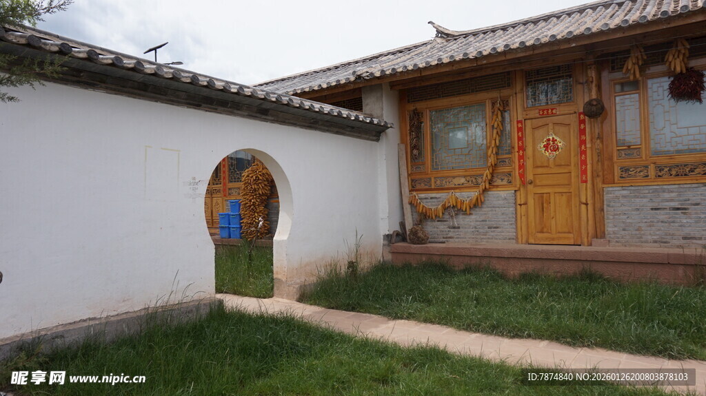 中式庭院拱门与木质房屋