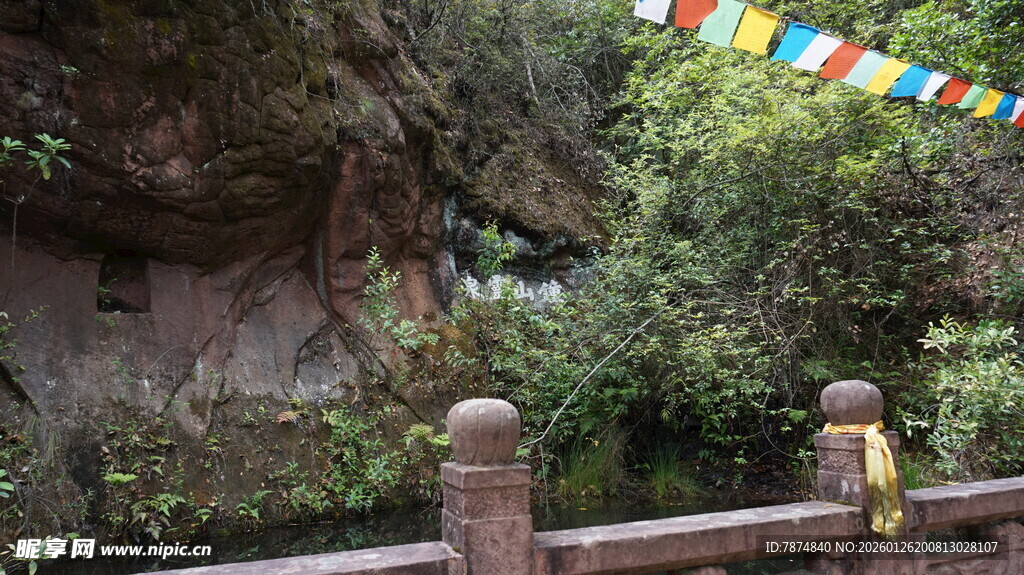 山间经幡与绿植景观