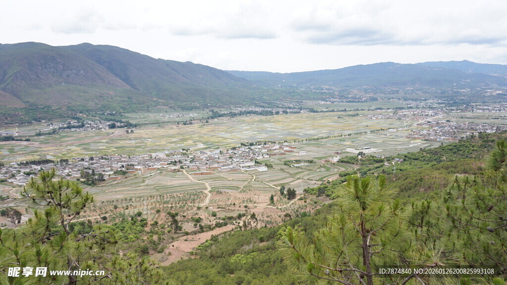 俯瞰山间城镇风光