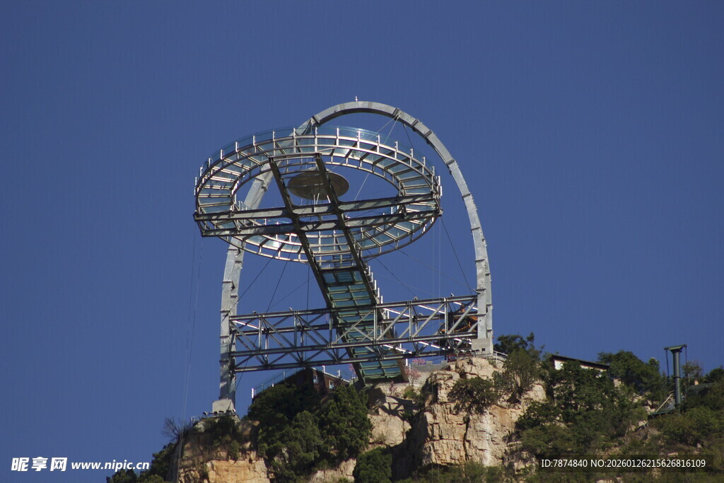 山顶独特金属结构建筑