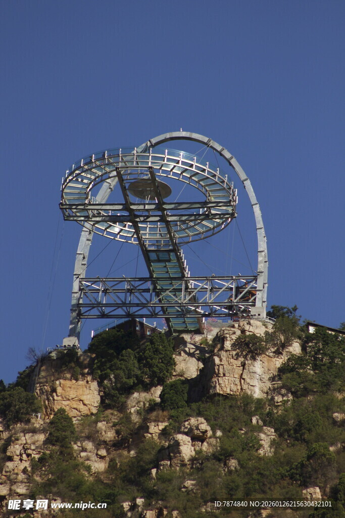 山顶独特金属结构景观