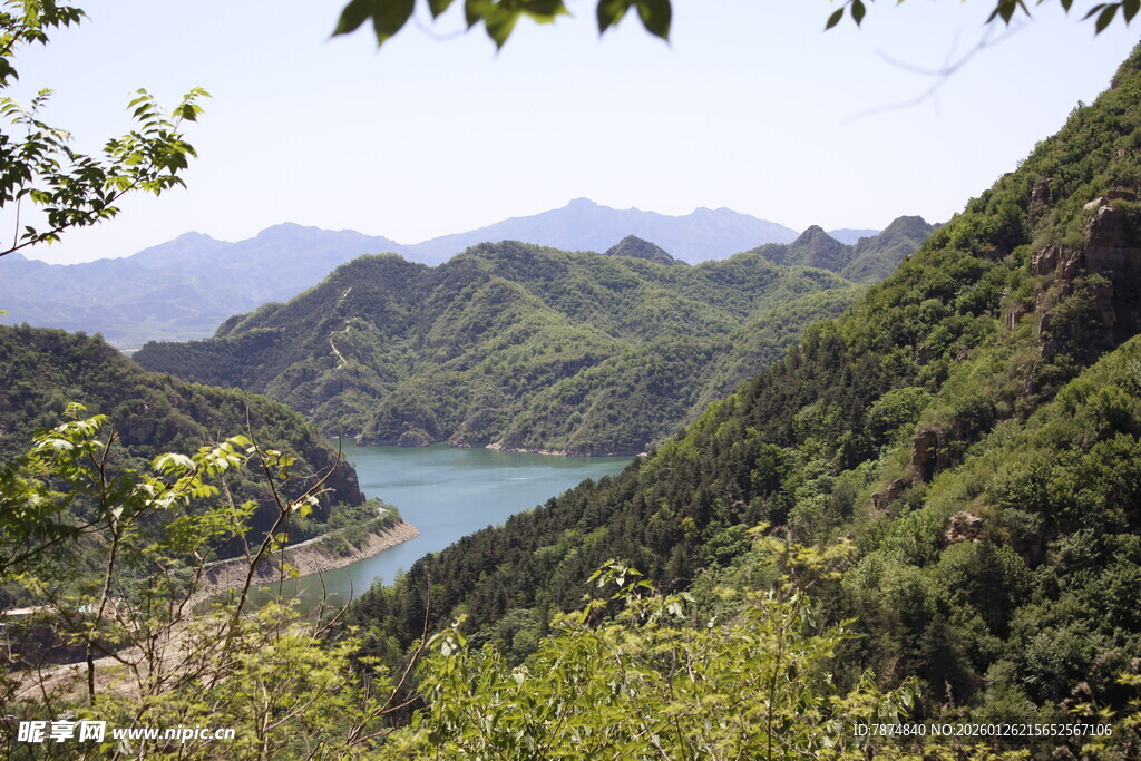 青山绿水间的秀丽湖景