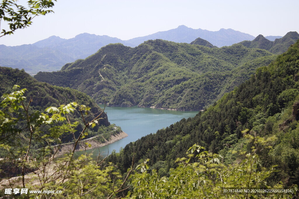 青山环抱中的静谧湖水