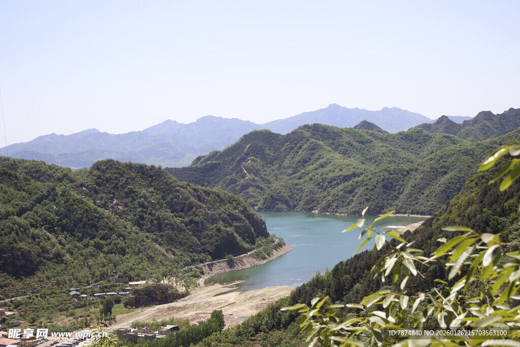 青山环绕的秀丽河谷风光