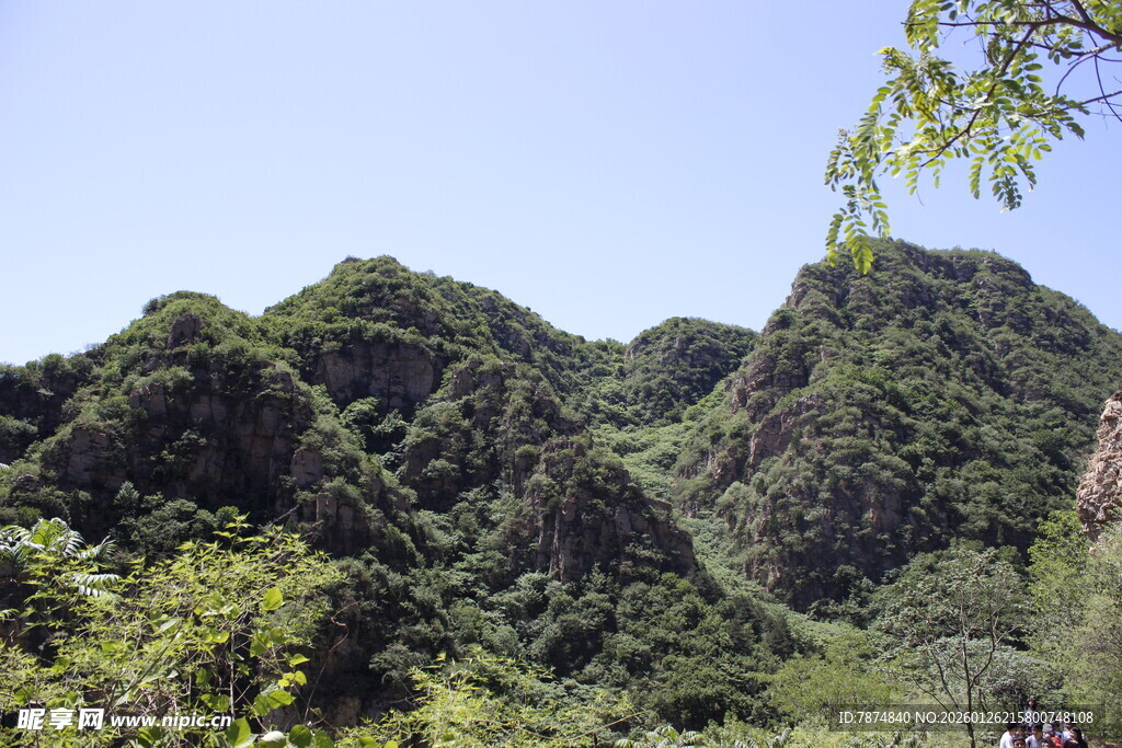 青山葱郁的秀丽山间景色