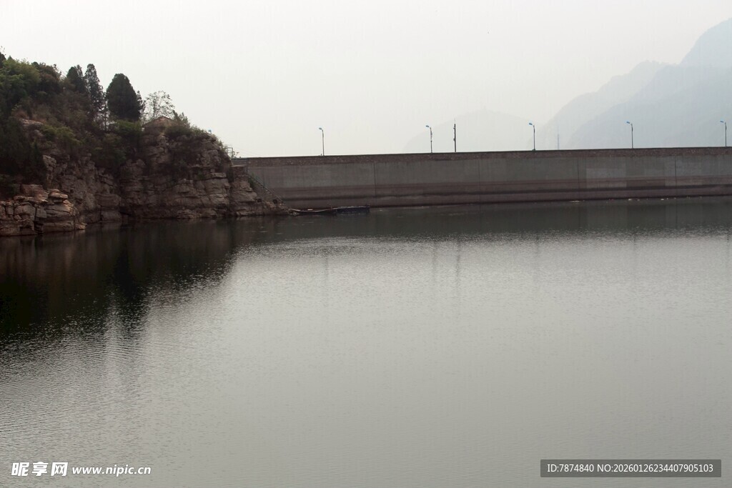 石林峡宁静湖水旁的大坝景观