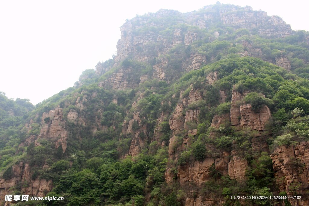 石林峡巍峨青山覆绿植