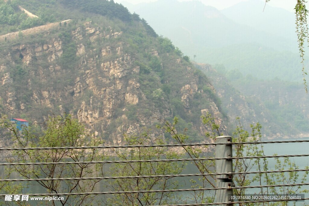 石林峡山间铁丝网旁的壮丽景色