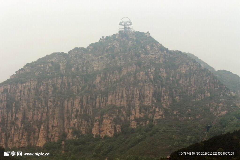 石林峡巍峨山峰上的瞭望塔
