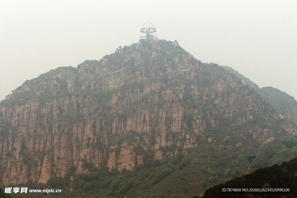 石林峡巍峨高山顶的建筑景观