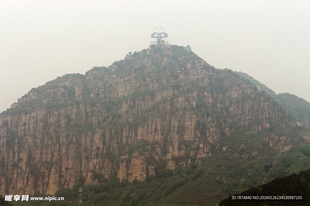 石林峡山顶建筑屹立于巍峨山峰