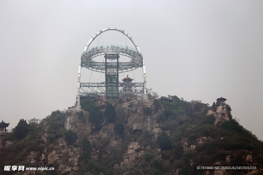 石林峡山顶上的独特圆顶建筑