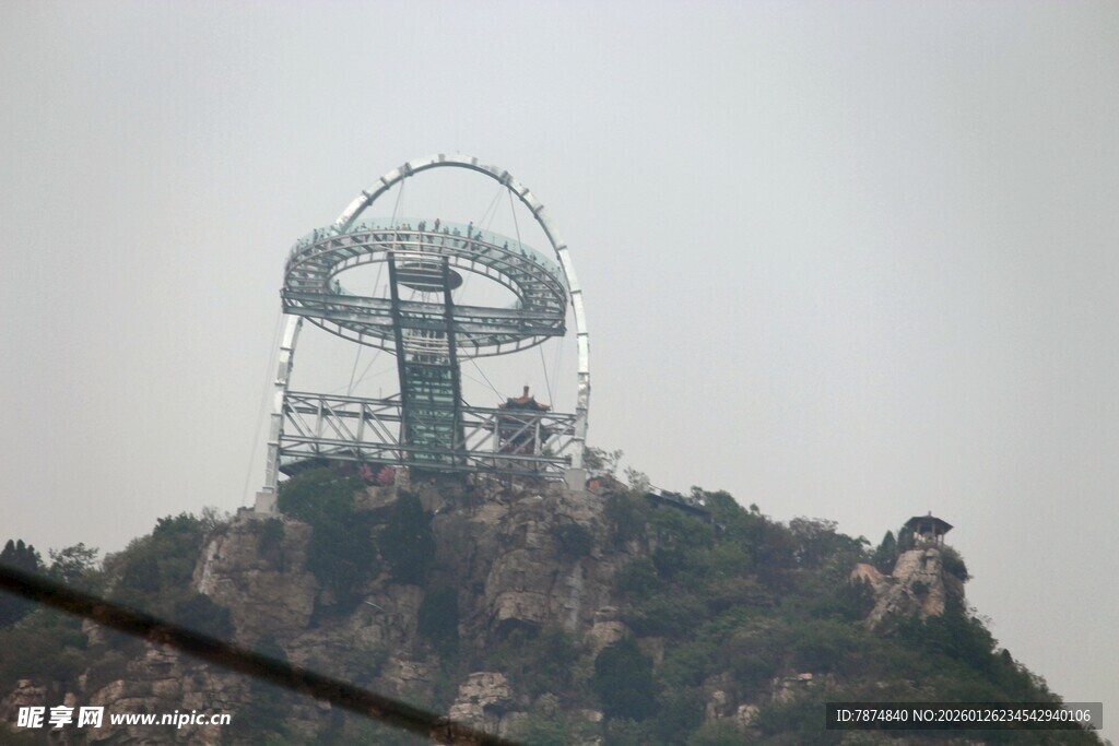 石林峡山顶上的独特建筑设施