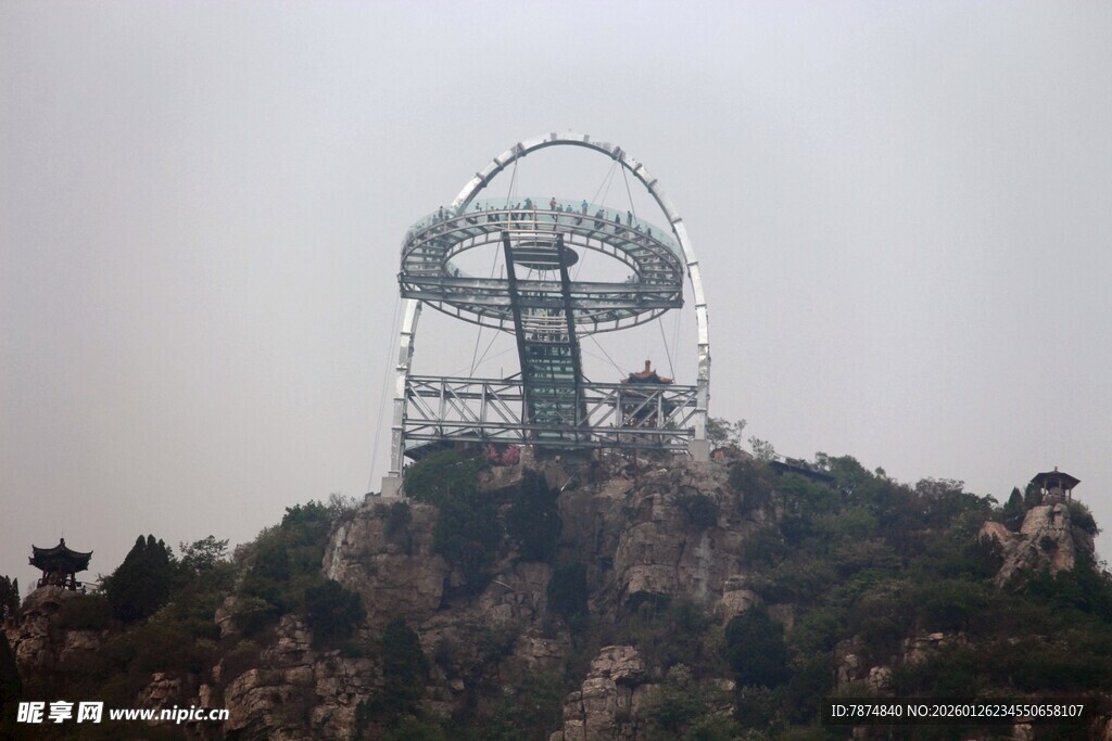 石林峡山顶上的大型金属结构建筑