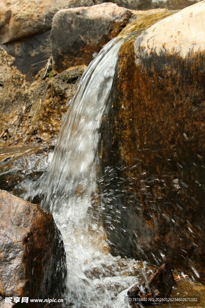 石林峡山间小瀑布流水潺潺