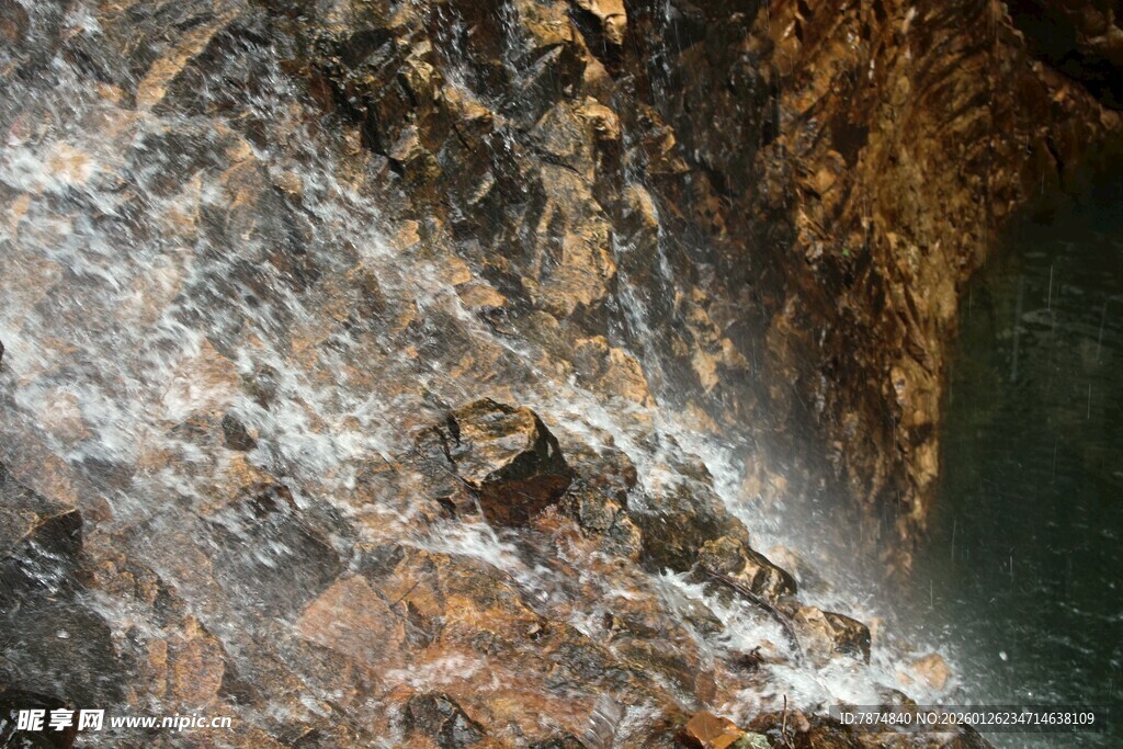 石林峡湍急水流冲击岩石景象