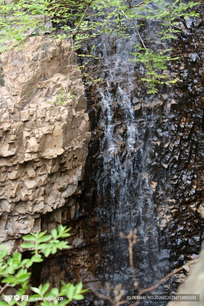 石林峡山间小瀑布 岩石绿植相伴