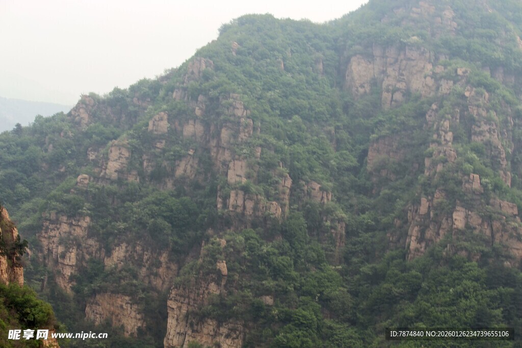 石林峡巍峨山峦绿意浓