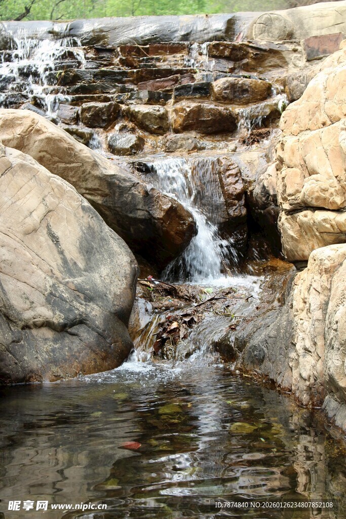 山间溪流潺潺 石间清泉