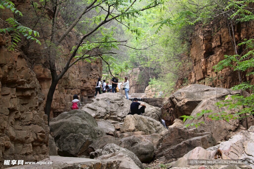 石林峡山间徒步者穿行嶙峋怪石间