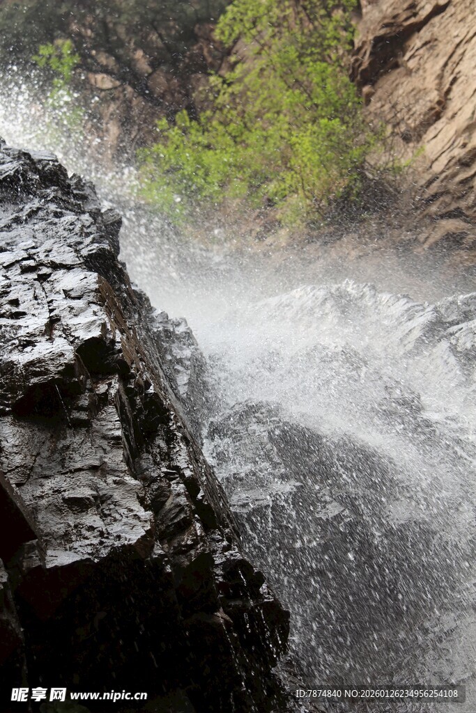 石林峡山间飞瀑 水花四溅